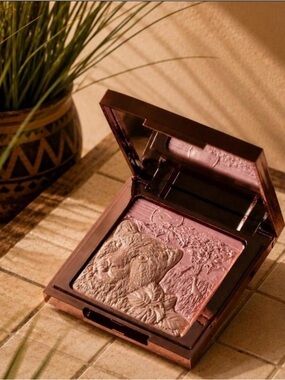 S Whats Up Beauty - Serengeti Highlighter - NIB